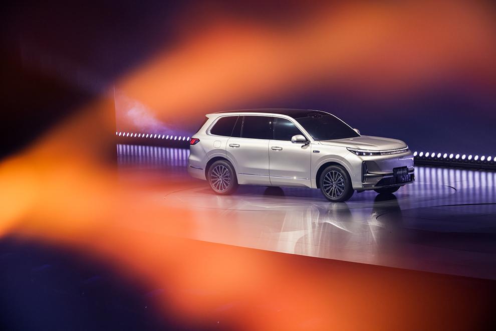 Флагманский гибридный кроссовер Geely Galaxy M9 отмечает год с момента выхода на рынок Китая